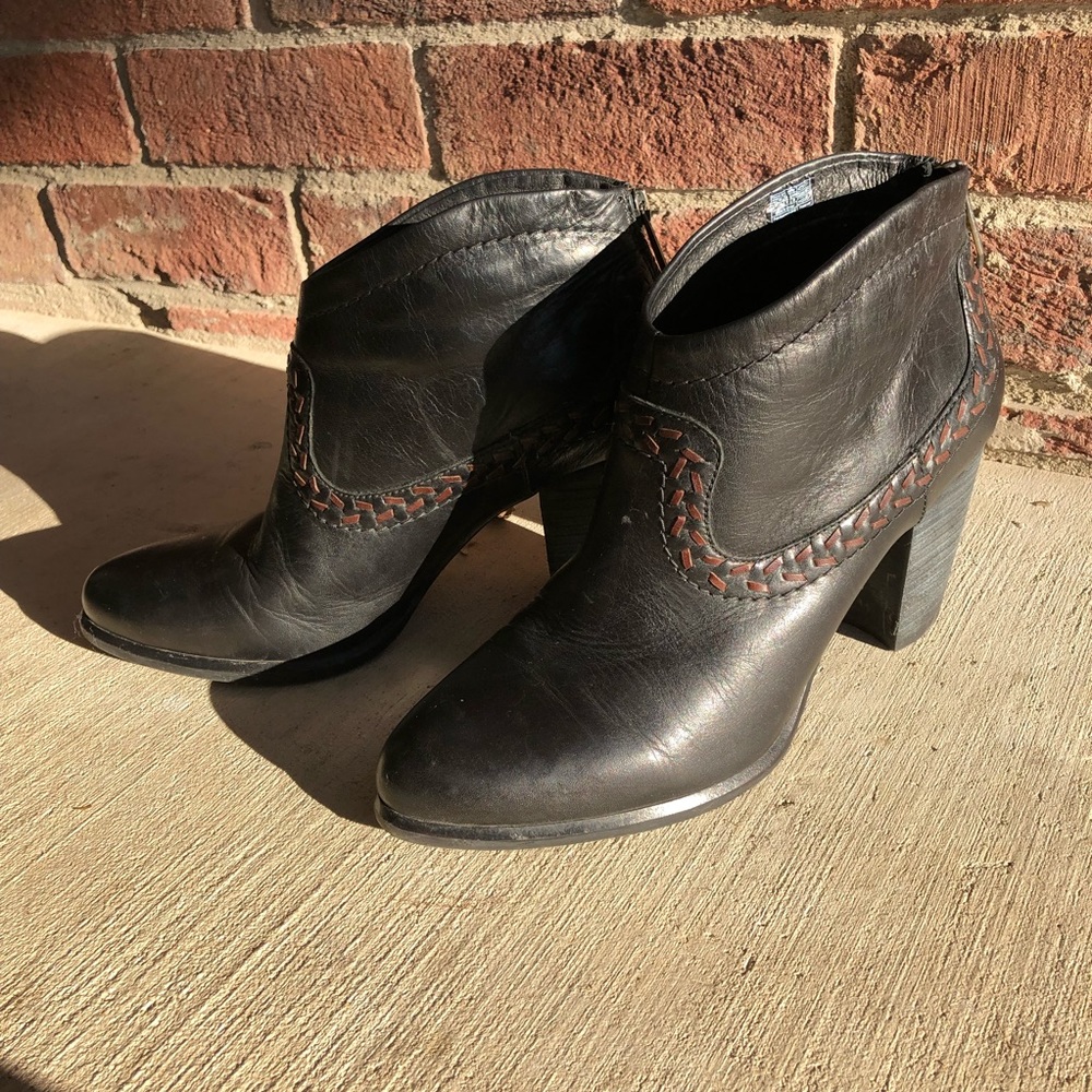 Ugg Booties black leather stitch Sz 8/9 Charlotte